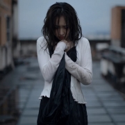 头发凌乱伤感女人头像图
