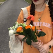 捧花女生头像唯美，头像女背影或侧面唯美