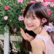 花与少女头像真人，拿着